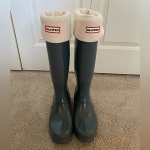 Women’s Original Tall Gloss Rain Boots in Grey with socks